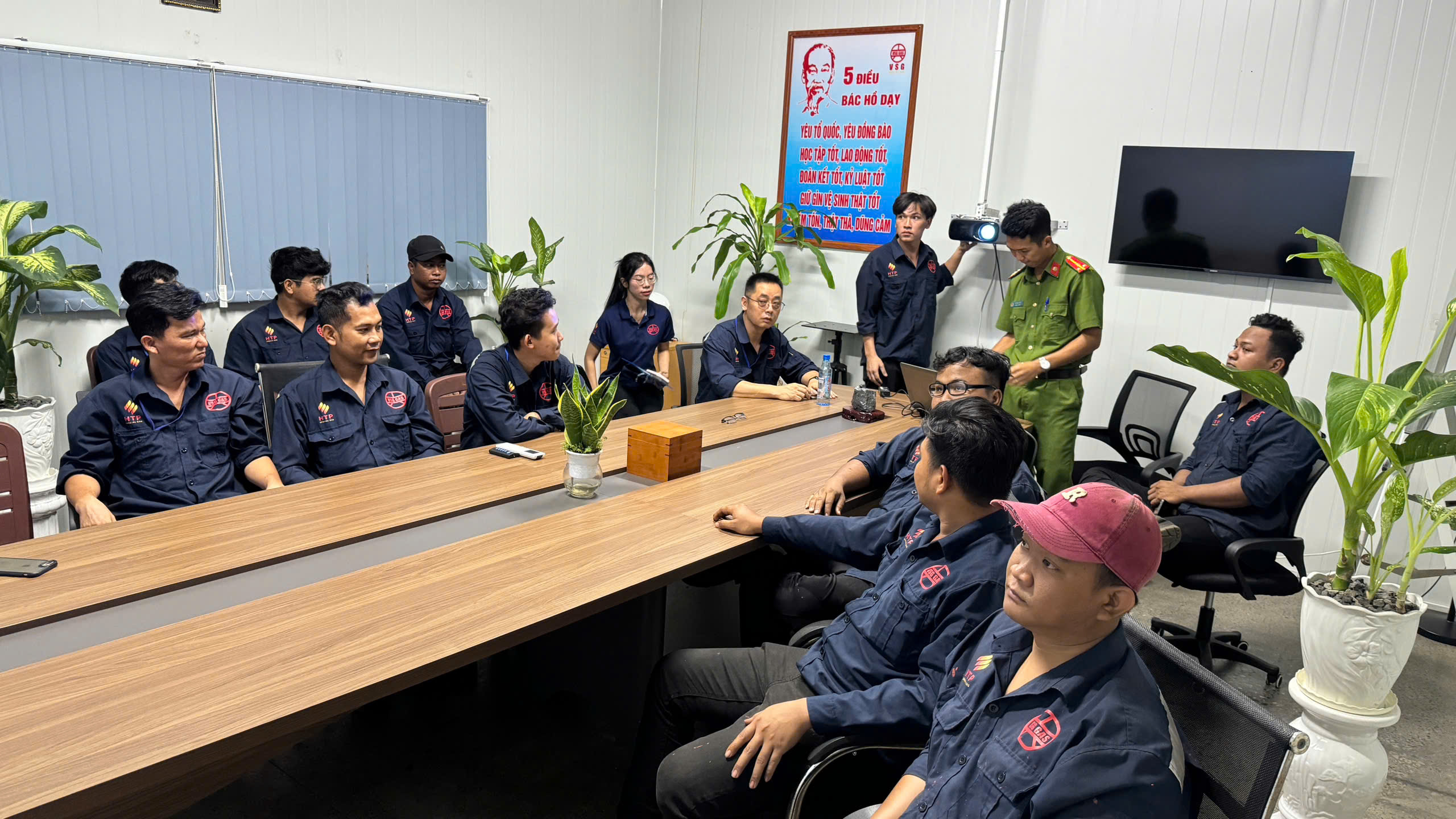 Cán bộ VSG GAS cập nhật kiến thức pháp luật PCCC tại văn phòng.